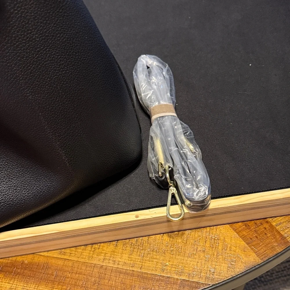 Elegant Black Women's Tote Bag - Picture 8 of 8